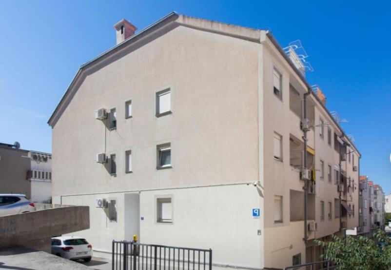 Michael Apartment Omis Bagian luar foto